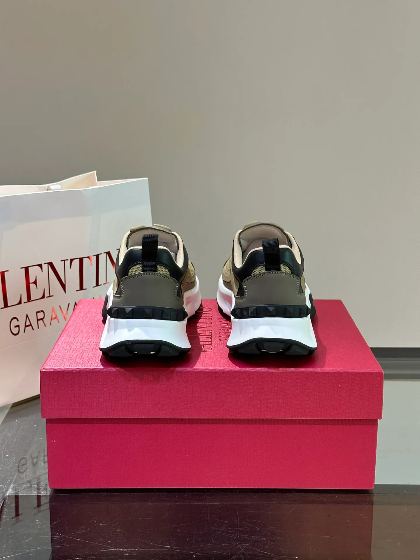 P520¥ Valentino/Valentino GaravaniTotaloopV logo new sports shoes, with leather details, silk screen printing on the tongue, combined with outsole, really easy to wear and very comfortable ~ Comes with 5 cm height increase✔️A must-have pair for fashionable men and beautiful women in summer! Size: 38-46